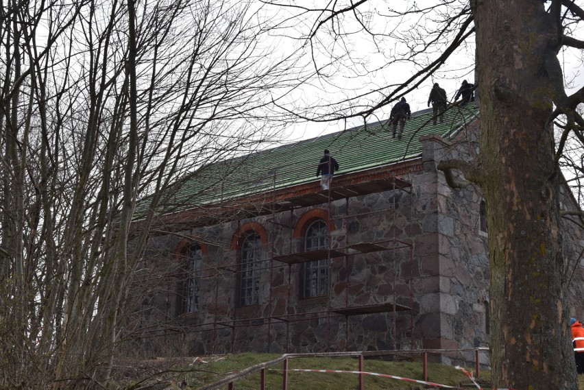 Ruszył remont dachu kościoła w Wołczy Wielkiej. Miastecki...