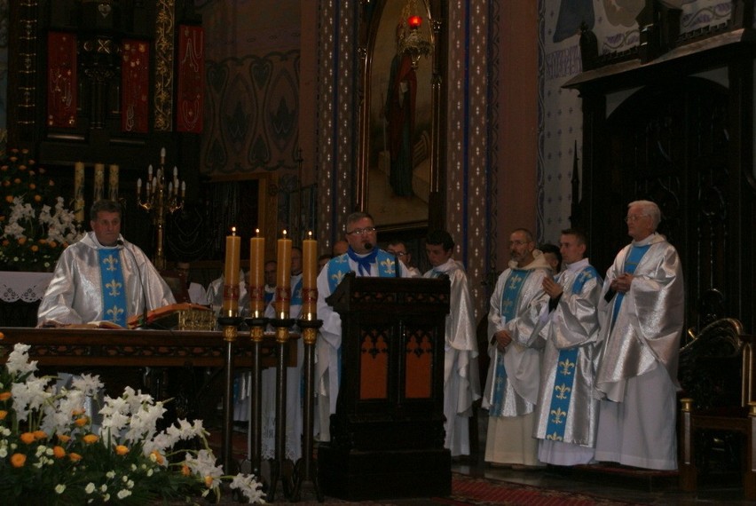 Goście z Włoch i Czech po mszy św. przeszli ulicami miasta...