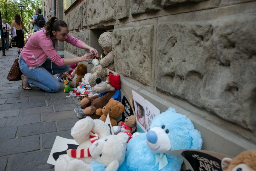 Symboliczne pluszaki dla Alfiego Evansa. "Nie chcemy przyglądać się tej tragedii z obojętnością"