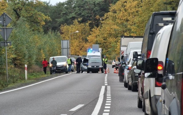 Jedna osoba trafiła do szpitala. Od obrażeń, jakie odniosła, zależy, czy zderzenie zostanie zakwalifikowane jako wypadek, czy też kolizja