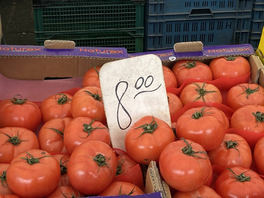 Pomidory w cenie 8 złotych za kilogram.