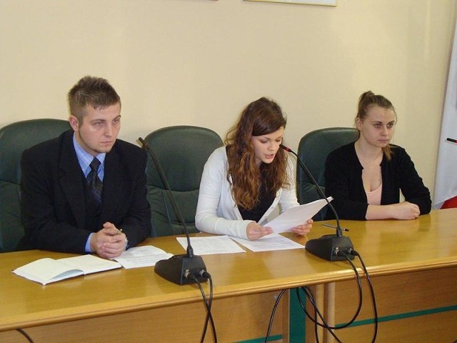 Przewodnicząca Anna Połaniecka (w środku) przedstawiła sprawozdanie z działań podjętych między sesjami.
