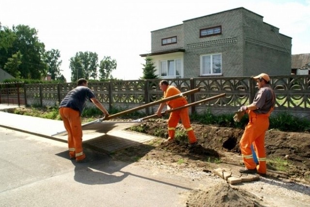 W Chustkach wykonano nową nawierzchnię asfaltową, utwardzone zostały pobocza, zbudowano chodniki z kostki. 