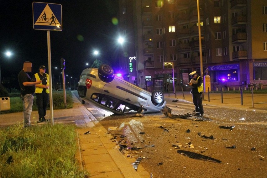 Wypadek na Wyszyńskiego. Honda na dachu, policjant ranny