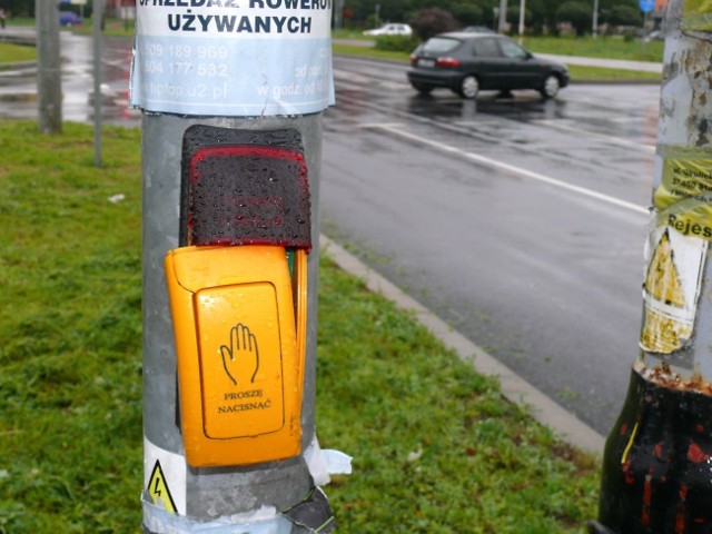 Zniszczony włącznik sygnalizacji przejścia dla pieszych przy skrzyżowaniu Alej Jana Pawła II i Komisji Edukacji Narodowej.