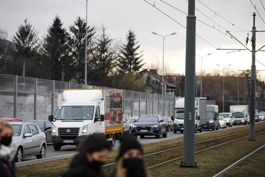 Kraków. Wróciła zimowa pogoda, ciężkie piątkowe popołudnie na drogach. Uwaga na oblodzenia! [ZDJĘCIA]