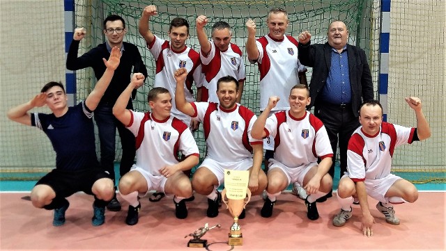 Radość oświęcimskich sędziów po zdobyciu mistrzostwa zachodniej Małopolski