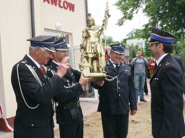 Okazałą statuetkę Św. Floriana wręcza strażakom z Pawłowa Marek Kaczmarczyk, komendant powiatowy Państwowej Straży Pożarnej w Starachowicach.
