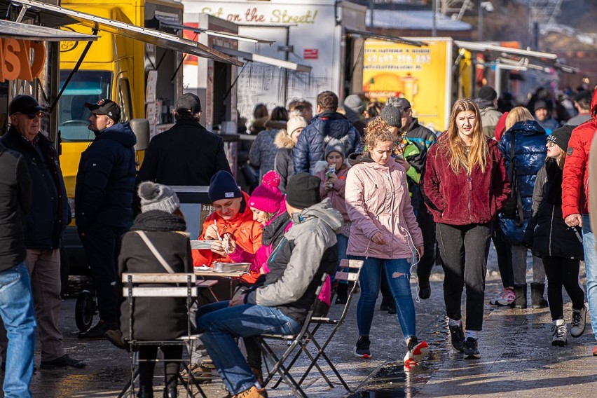 Krynica-Zdrój. Pierwszy Zlot Food Trucków w uzdrowisku. Na deptaku kuchnia z różnych stron świata [ZDJĘCIA]