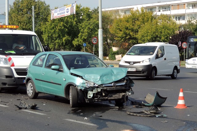 Dotarliśmy do sprawozdania, jakie na najbliższej sesji ma przedstawić toruńskim radnym komendant miejski policji. Co z tego sprawozdania wynika? Rok 2019 na toruńskich ulicach na szczęście różnił się od swojego tragicznego poprzednika. Liczba wypadków spadła z 53 w 2018 roku, do 37 w roku 2019. Liczba zabitych również znacząco zmalała - z 10 do 3. Tu jednak warto wspomnieć, że w ubiegłym roku dwie osoby zostały śmiertelnie potrącone na parkingach. Mniej było rannych. Jak czytamy w sprawozdaniu szefa toruńskich policjantów, w różnych  zdarzeniach drogowych ucierpiało 36 osób, w roku 2018 było ich 49. Wzrosła za to liczba kolizji - z 3822 do 4071. Tylu ich jeszcze nie było.Najwięcej kolizji - 229, wydarzyło się na Szosie Lubickiej. Na szczęście nikt nie zginął i nie został ranny. Od Szosy Lubickiej rozpoczniemy przegląd 13 najbardziej niebezpiecznych ulic Torunia.Czytaj więcej na kolejnych stronach  >>>>