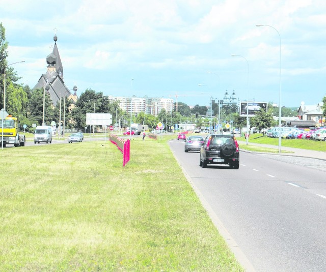 Specjalny pas  dla autobusów ma powstać m.in. na ul. Sikorskiego. Jednym z możliwych rozwiązań jest zajęcie części zieleni, która rozdziela dwie jezdnie.