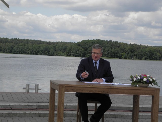 Prezydent Bronisław Komorowski podpisuje dokumenty związane z ustawą o ochronie krajobrazu