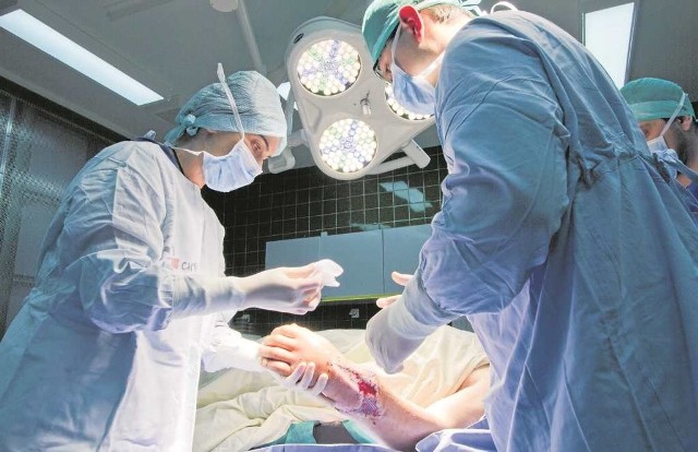 Przeprowadzona w Krakowie operacja jednoczesnej replantacji obu odciętych dłoni trwała 10 godzin