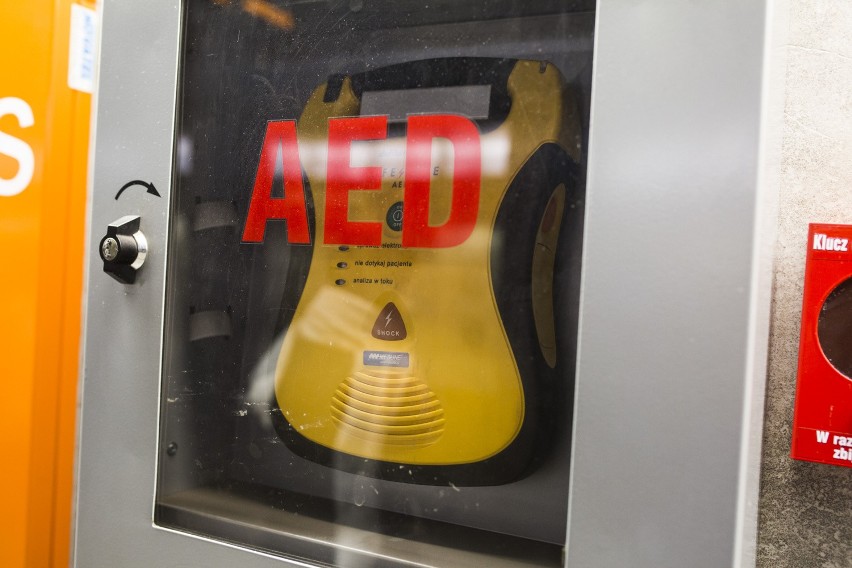 AED można spotkać w coraz większej liczbie publicznych miejs
