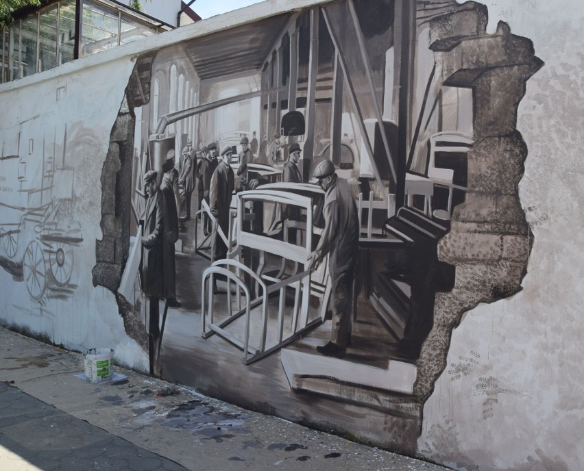 W Szydłowcu, w centrum miasta powstaje historyczny mural o Fabryce Braci Węgrzeckich