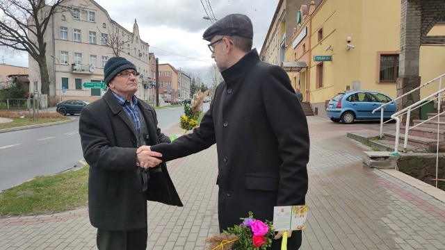 Burmistrz Jabłonowa Pomorskiego Przemysław Górski wręczał mieszkańcom palmy wielkanocne
