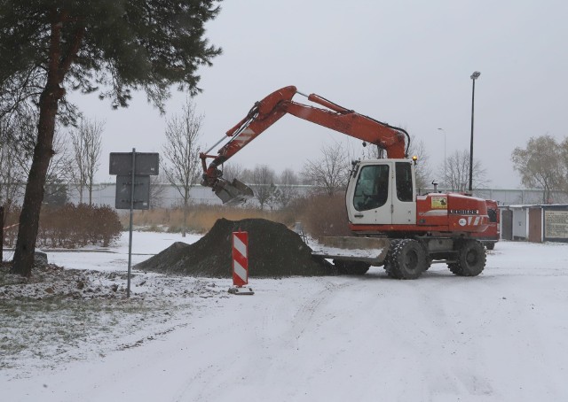 Na miejscu pracuje ciężki sprzęt.