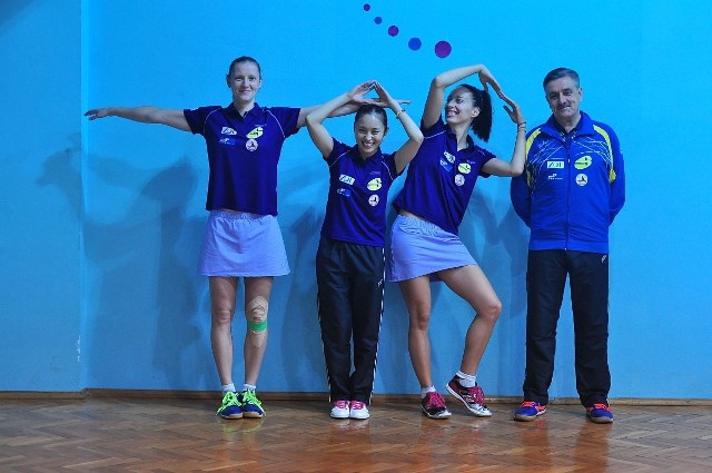 Przed meczem na Węgrzech w tarnobrzeskiej ekipie humory dopisują, od lewej: Kinga Stefańska, Li Qian, Andrea Todorović oraz trener Zbigniew Nęcek.