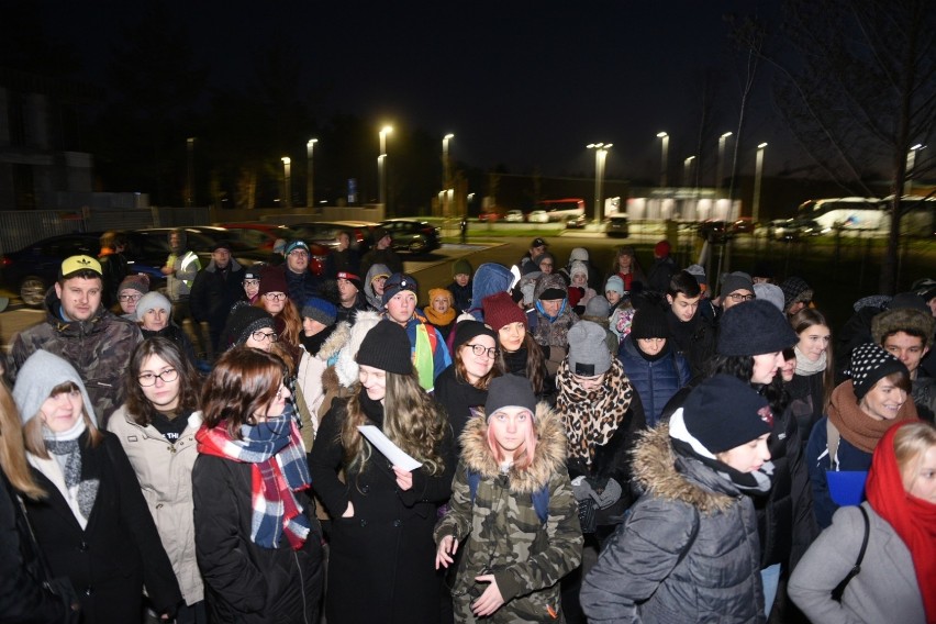 Nocne Marsze na Orientację: tłumy uczestników w Toruniu. Sprawdźcie na fotografiach jak sobie poradzili