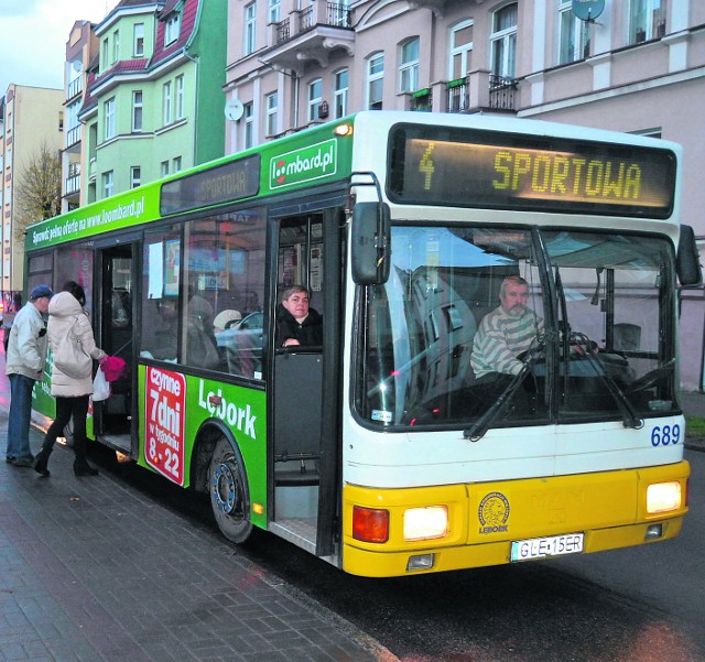 Mieszkańcy Lęborka płacą dziś 2,50 zł za bilet jednorazowy. Darmowe przejazdy z pewnością ucieszyłyby pasażerów