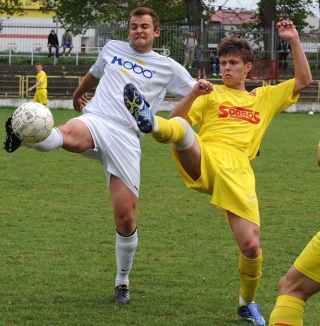 Czuwaj (żółte stroje) przegrał ważny mecz z Sokołem Nisko.