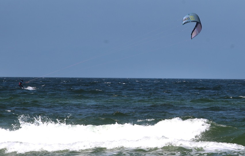 Słoneczny ale wietrzny Kołobrzeg przyciągnął amatorów kitesurfingu [ZDJĘCIA]