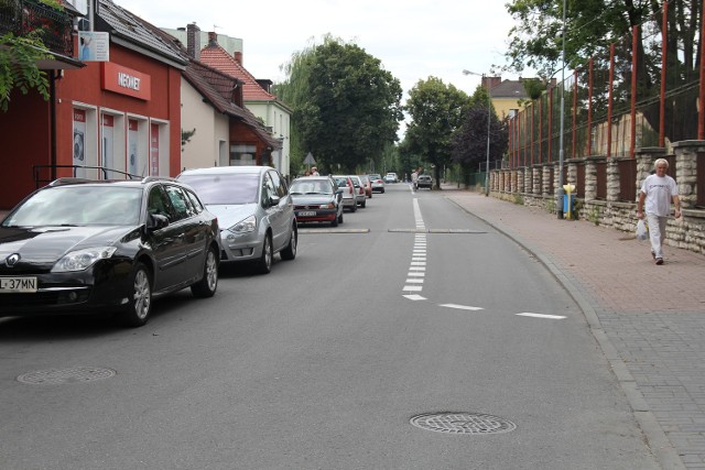 Ulica Krasińskiego jest teraz jednokierunkowa od ulicy Szkolnej do Moniuszki. Z jednej strony jezdni wymalowano miejsca postojowe.