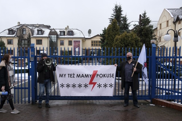 Międzymiastowa Akcja Solidarnościowa, czyli protest zmotoryzowany. To kolejna demonstracja przeciw "aborcyjnej" decyzji Trybunału Konstytucyjnego. Rozpoczęła się w środę w południe przed Halą Łuczniczki w Bydgoszczy. Uczestnicy demonstracji jadąc powoli oflagowanymi samochodami, przejechali stamtąd do Torunia, zatrzymując się po drodze przed sanktuarium w Porcie Drzewnym. W Toruniu przejechali przez centrum, m.in. obok siedziby Prawa i Sprawiedliwości oraz w sąsiedztwie Kurii Biskupiej, następnie pojechali pod siedzibę Radia Maryja. Tu wysiedli i rozłożyli transparenty. Protest zakończył się po godz. 15.