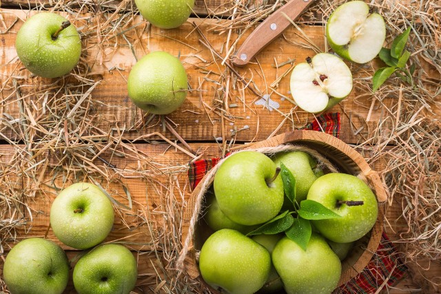 Jabłka to popularne owoce, które są skarbnicą witamin i związków mineralnych. Dodatkowo stanowią źródło cennych antyoksydantów, które chronią organizm przed stresem oksydacyjnym.