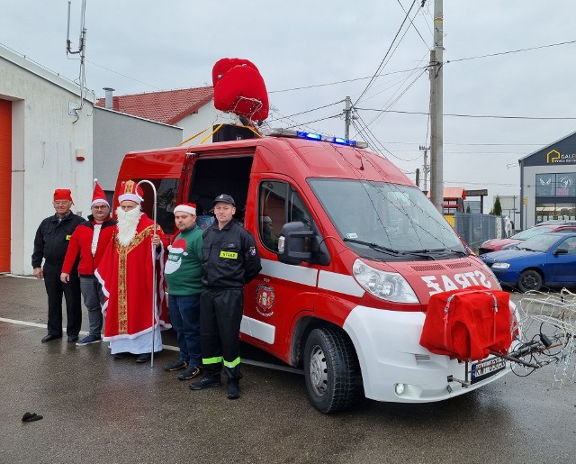 Ponad 500 paczek trafiło do najmłodszych mieszkańców Woli Batorskiej podczas „Strażackich mikołajek”. W ramach wydarzenia zorganizowano również tradycyjną akcję HDK