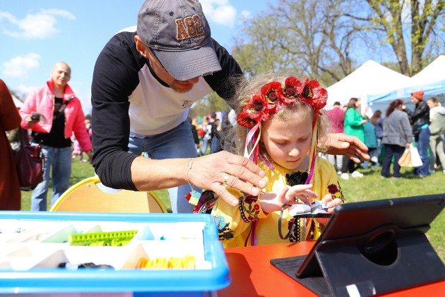 W Centrum Targowym Park odbył się dziś (23.04) festyn integracyjny z przebywającymi w Toruniu rodzinami z Ukrainy. Zobaczcie na zdjęciach, jak przebiegała zabawa!