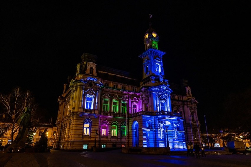 Nowy Sącz. Ratusz w kolorowych barwach. Próbna iluminacja świetlna [ZDJĘCIA]