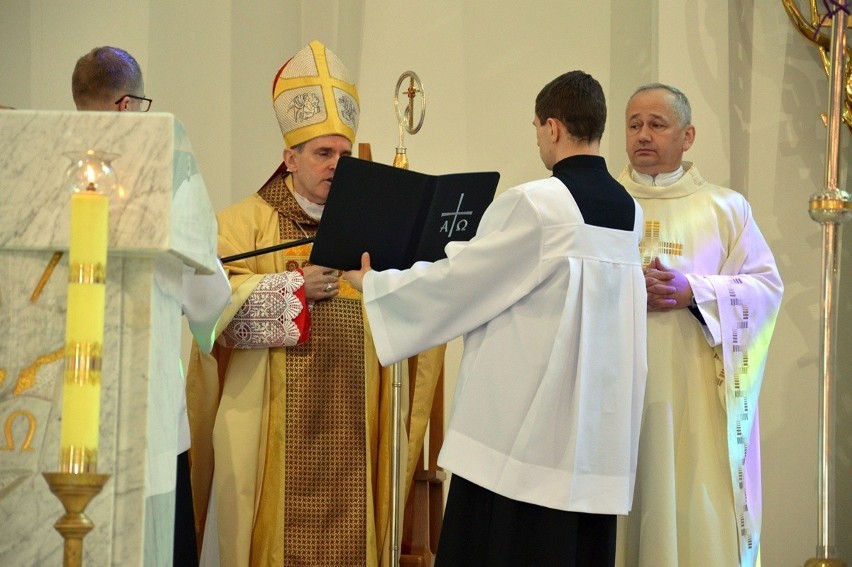 Msza Krzyżma w bazylice konkatedralnej w Stalowej Woli z udziałem ponad 300 kapłanów