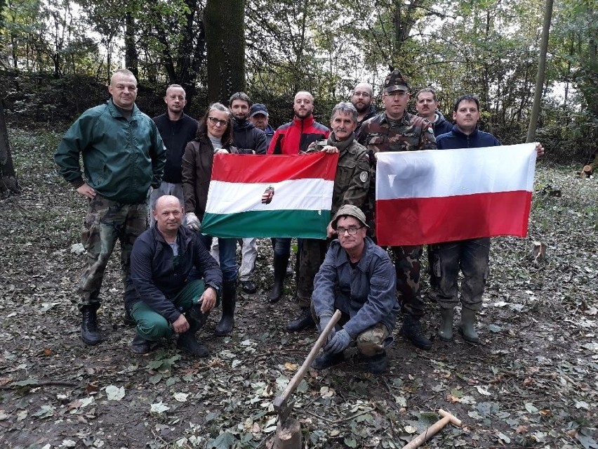 Polacy i Węgrzy wspólnie porządkowali zaniedbany cmentarz...