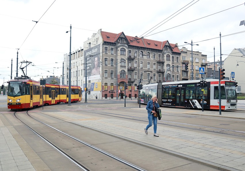 Zmiany rozkładów jazdy, inne trasy, mniejsza częstotliwość kursowania w wakacje w Łodzi