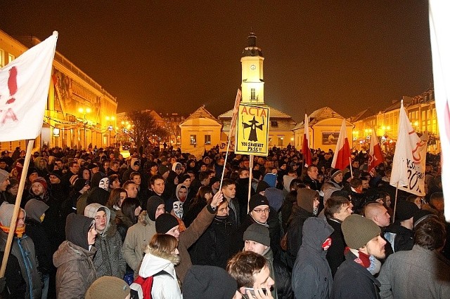 Tak było 25 stycznia na Rynku Kościuszki w Białymstoku. Czy dziś znowu przyjdą takie tłumy i powiedzą NIE DLA ACTA?