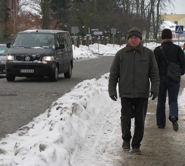 - Jak mocniej popada, to zalewa nam piwnicę - mówi Mieczysław Kopala, mieszkaniec alei Wolności w Strzelcach. Jej remont ma ruszyć lada dzień.