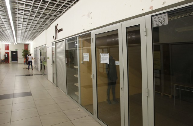 Turzyn Szczecin: Kupcy uciekająW ciągu ostatnich miesięcy w hali zamknęło się kilka sklepów oraz kilka lokali usługowych. Swoją działalność na początku sierpnia zawiesiło także pierwsze szczecińskiego Kino 5D, mieszczące się na pierwszym piętrze.