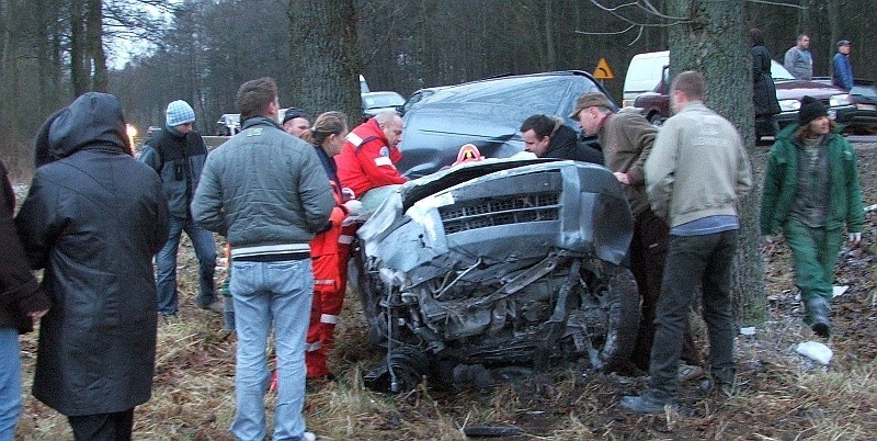 Citroen wbił się między drzewa, kierowca zginął (foto)