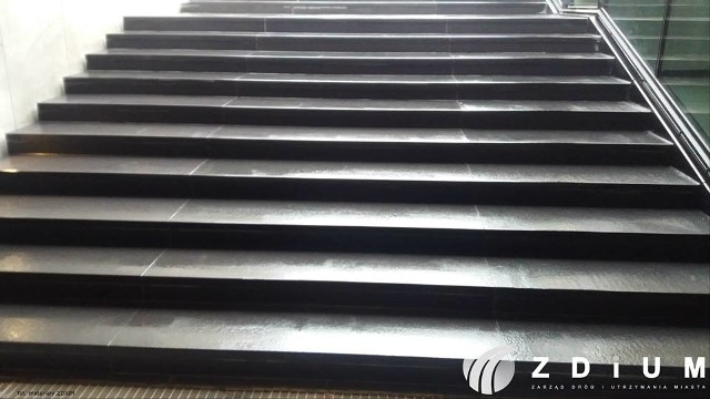 Naprawa schodów i okładziny przejścia kosztowała ok. 33 tys. zł.