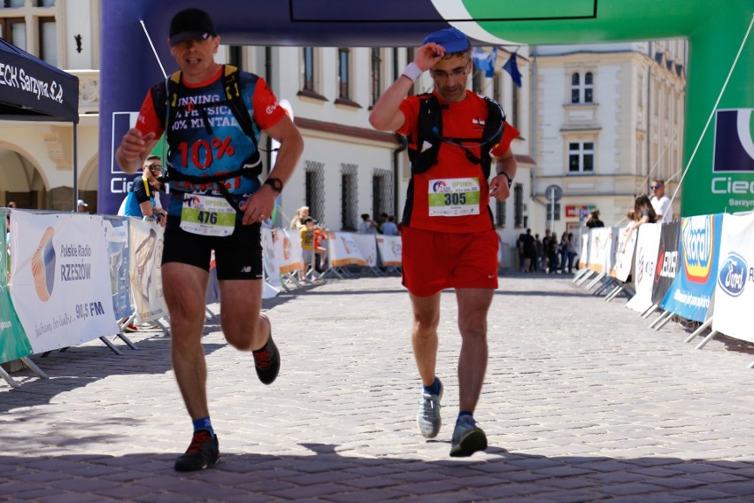 V Ultramaraton Podkarpacki. Pierwsi startowali o 2 w nocy. Na trasie spędzili 12 i więcej godzin [RELACJA, ZDJĘCIA]