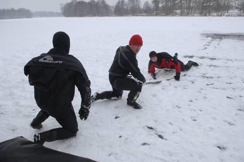 Ratowanie ofiary spod lodu w Kłodawie