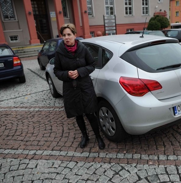 Jolanta Kulejewska postawiła auto na czerwonej kostce. Zdaniem urzędników miała do tego prawo, bo formalnie przejścia dla pieszych tu nie ma.