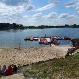 Nowości w Kryspinowie. Nad zalewem powstały plaża dla psów, boiska do piłki plażowej, jacuzzi i… sauna ZDJĘCIA