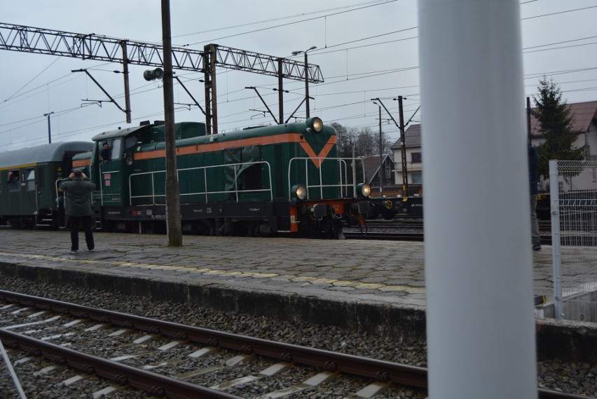 Ostrołęka. Pociąg retro przyjechał do Ostrołęki. Zobaczcie, jak wyglądał. 25.02.2023