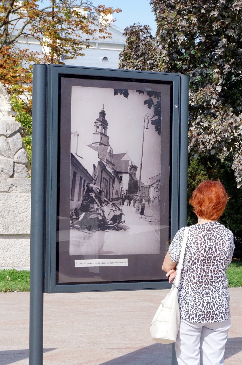 Zdjęcia zbombardowanego Lublina. Wystawa na placu Litewskim w rocznicę nalotów 9 września 1939 r.