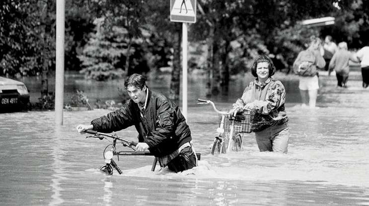 Nysa, 1997. Dwoje rowerzystów próbuje przedrzeć się na suchy...