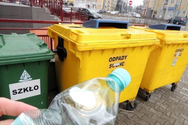 W Toruniu w sąsiedztwie budynków wielorodzinnych nie brakuje pojemników na śmieci