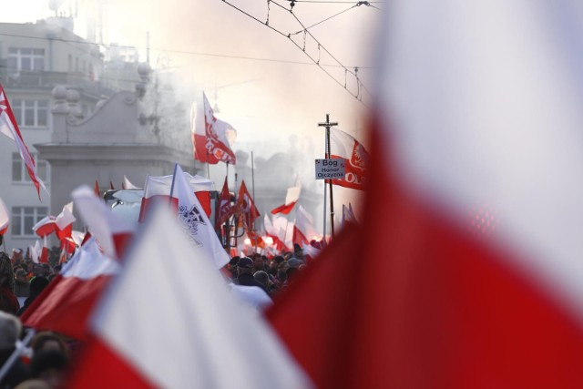 11.11.2021 warszawa 11 listopada dzien niepodleglosci marsz niepodleglosci flagi flaga barwy bialo czerwonefot.  szymon starnawski / polska press