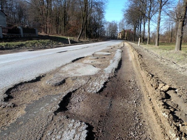 Tak wygląda droga wojewódzka numer 758, na odcinku zaraz za Klimontowem w kierunku Górek Klmontowiskich, Iwanisk, Nowej Wsi i Staszowa.